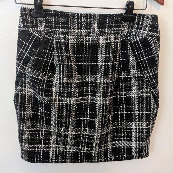 Love 21 Dresses & Skirts - Black and White Tweed Love 21 Skirt w/ Pockets